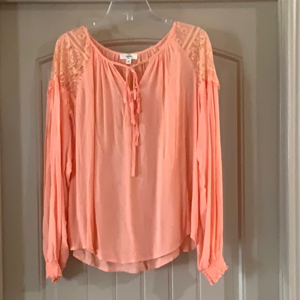 Light Weight Blouse with lace on the shoulders